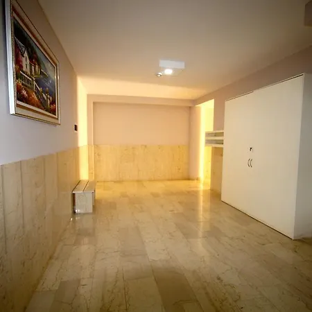 White Khrystyna Sarandë